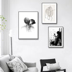 Tableau accroché dans un salon avec décoration nordique