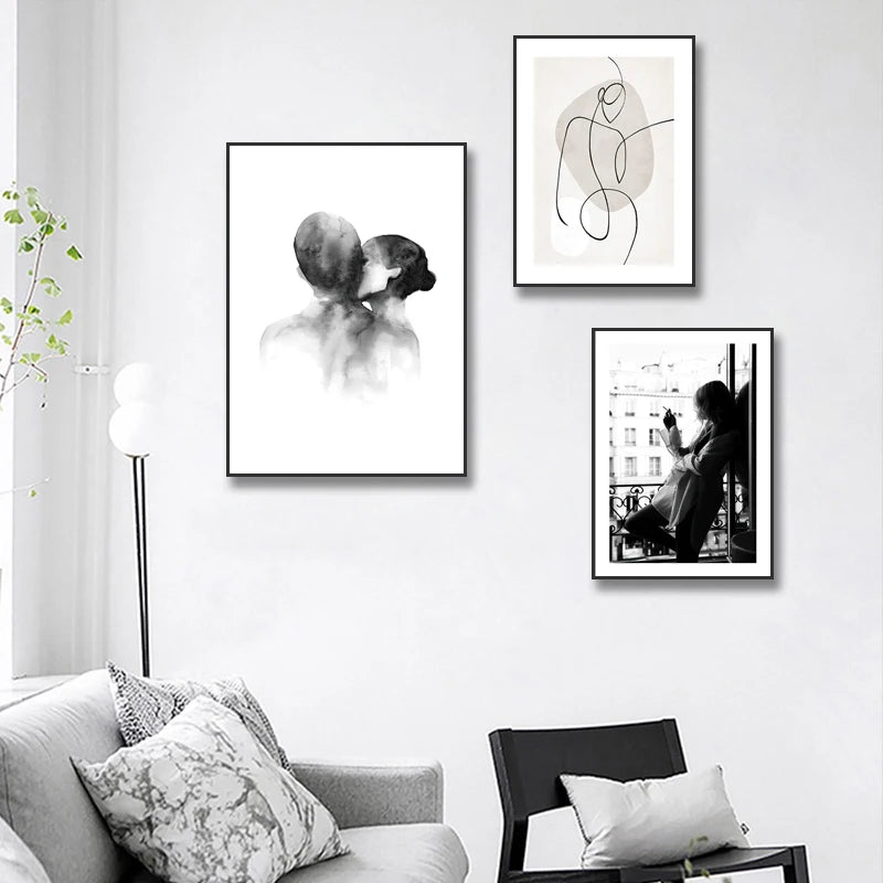 Tableau accroché dans un salon avec décoration nordique