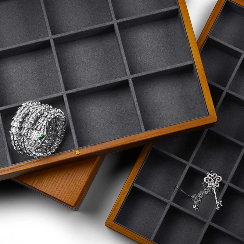 boîtes bijoux bois marron clair intérieur velours noir classique poignées dorées rangement colliers pendentifs