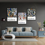 Cette image présente une décoration intérieure sophistiquée avec trois affiches encadrées exposant des œuvres d'art abstraites de Kazimir Malevitch, un artiste de l'avant-garde russe. L'aménagement du salon inclut un canapé bleu clair, une table basse, un radiateur et d'autres éléments décoratifs qui créent une ambiance moderne et épurée.