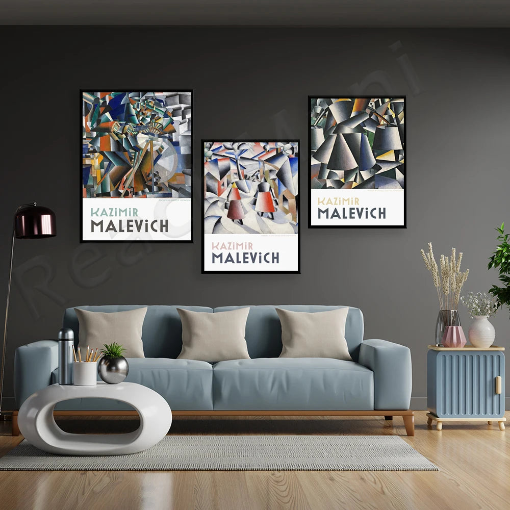 Cette image présente une décoration intérieure sophistiquée avec trois affiches encadrées exposant des œuvres d'art abstraites de Kazimir Malevitch, un artiste de l'avant-garde russe. L'aménagement du salon inclut un canapé bleu clair, une table basse, un radiateur et d'autres éléments décoratifs qui créent une ambiance moderne et épurée.