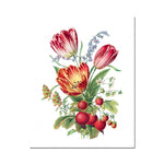 Un bouquet de tulipes rouges et jaunes entouré de petites fraises mûres sur un fond blanc.