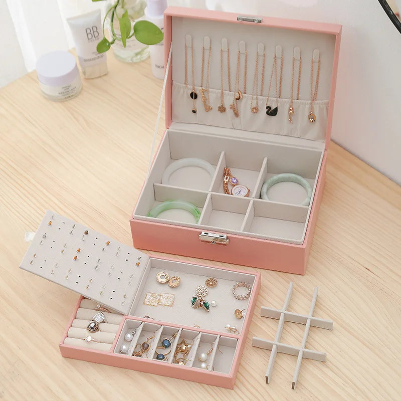 Boîte à bijoux en bois placée sur une coiffeuse dans une décoration chambre élégante