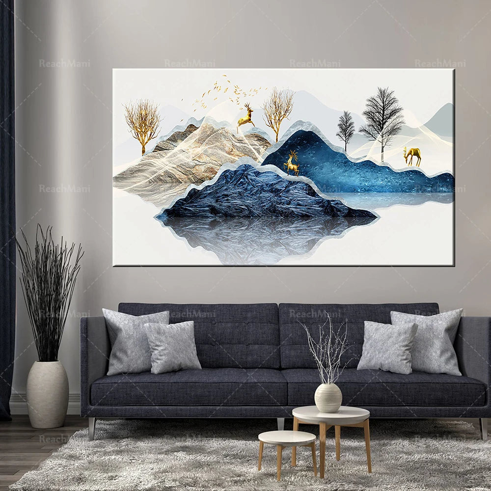 Magnifique scène hivernale avec des montagnes enneigées, des arbres dénudés et des silhouettes de cerfs sur une île réfléchie dans une étendue d'eau paisible, créant une ambiance sereine et contemplative.