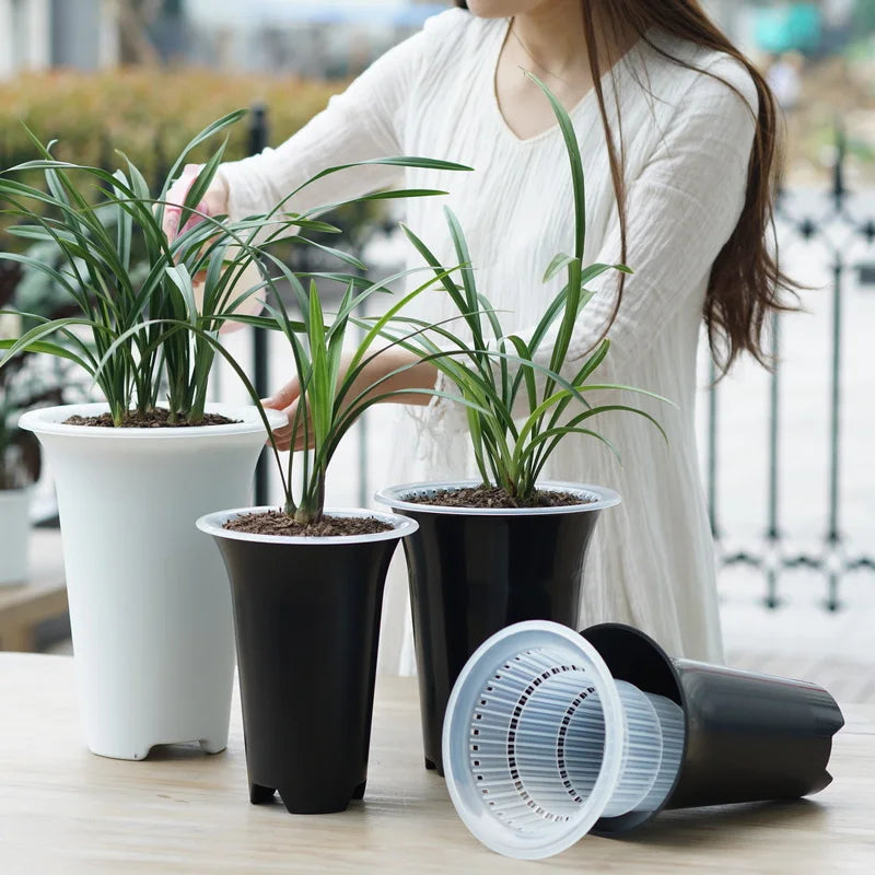 Pot d'orchidée blanc moderne avec structure aérée