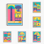 Une collection d'affiches de voyage colorées et géométriques représentant différentes villes du monde, dont Buenos Aires, Rome, Miami, Paris, San Francisco et Berlin.