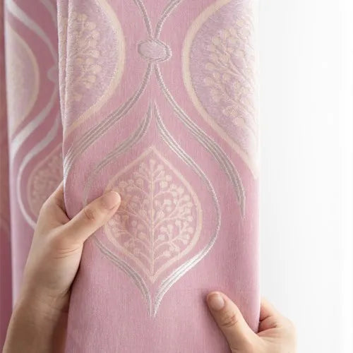 Rideau décoratif élégant rose avec motifs géométriques et floraux. Idéal pour ajouter une touche de sophistication et de couleur douce à votre intérieur. Parfait pour salons, chambres et espaces de vie modernes.