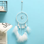 attrape rêves bleu clair gris plumes wicker boho chic chaines métalliques ornemental suspension décoration