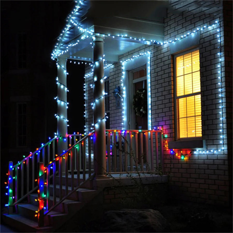 Installation de la guirlande lumineuse le long d'une clôture de jardin