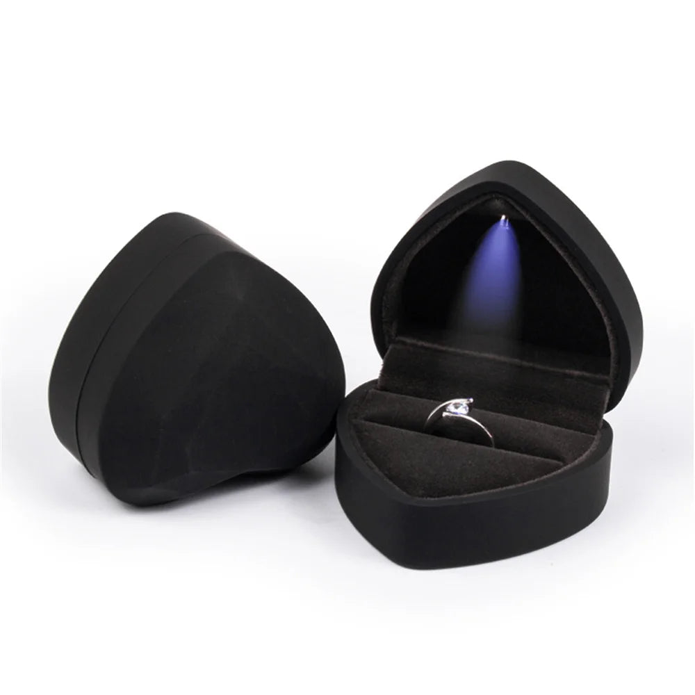 boîte bijoux contemporaine noire dorée lumière LED anneaux facettes géométriques occasions cadeaux anniversaires fêtes