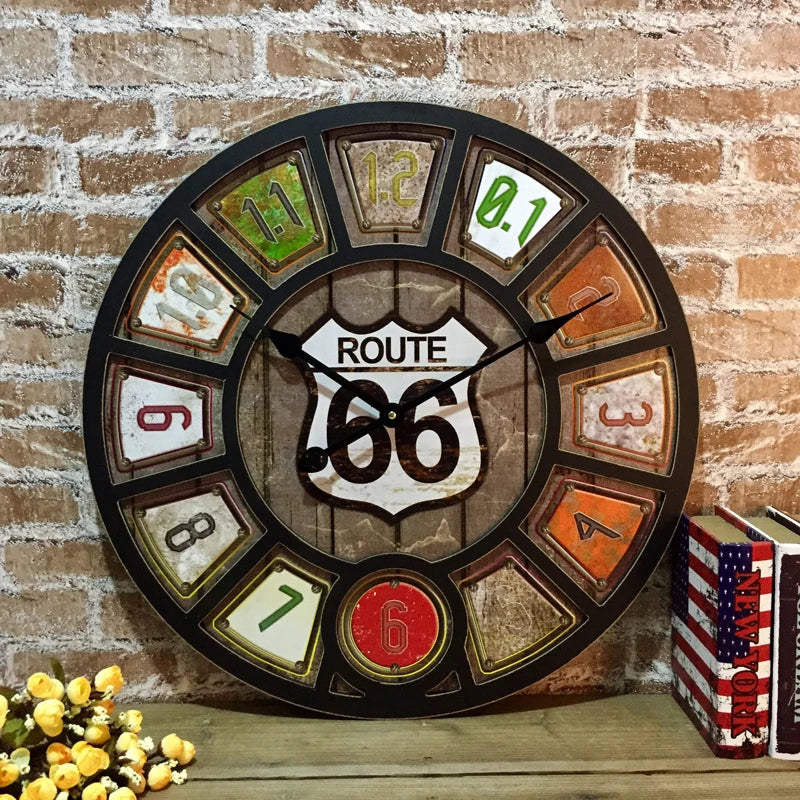 Horloge murale accrochée dans une chambre à coucher avec décoration vintage