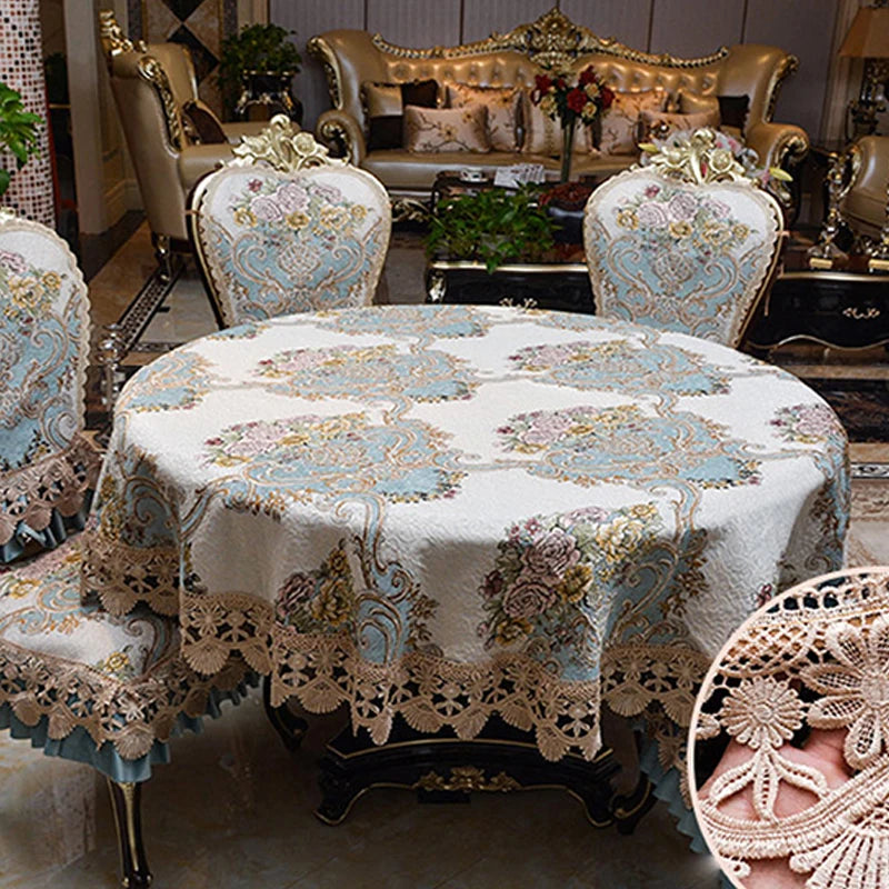 Cette image présente une élégante table ronde couverte d'une nappe aux motifs floraux, entourée de chaises aux dossiers richement ornés, créant une ambiance raffinée et luxueuse dans cette pièce décorée avec soin.