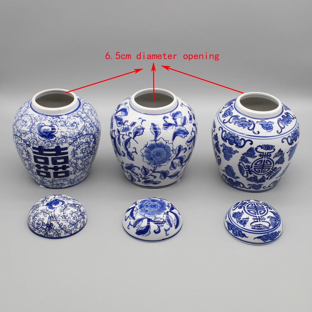Ce lot de vases bleu et blanc décoratifs aux motifs floraux et géométriques, avec une ouverture de 6,5 cm de diamètre, illustre la richesse de l'artisanat et de la tradition céramique chinoise.