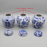 Ce lot de vases bleu et blanc décoratifs aux motifs floraux et géométriques, avec une ouverture de 6,5 cm de diamètre, illustre la richesse de l'artisanat et de la tradition céramique chinoise.