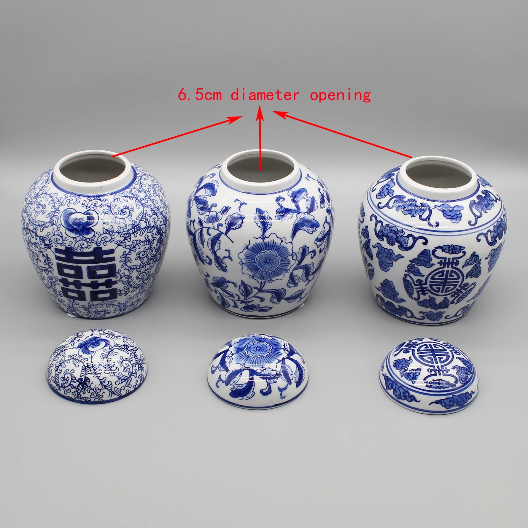 Ce lot de vases bleu et blanc décoratifs aux motifs floraux et géométriques, avec une ouverture de 6,5 cm de diamètre, illustre la richesse de l'artisanat et de la tradition céramique chinoise.