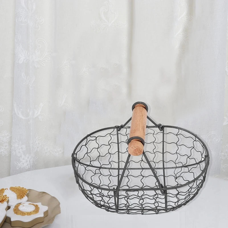 Détail de la poignée en bois du panier de rangement