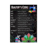 L'image représente le "code du quilter" avec des termes tels que "WIP" (Work in Progress), "UFO" (Unfinished Object) et "PHD" (Projects Half Done), illustrés par des éléments décoratifs colorés et floraux.