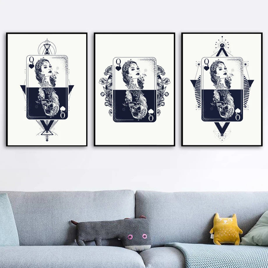 Cette série d'images en noir et blanc représente la reine de carreau dans un style graphique et mystique, avec des éléments floraux et géométriques qui l'entourent.