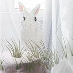 Voilage décoratif élégant avec motif de lapin, idéal pour ajouter une touche de charme et de nature à votre intérieur. Parfait pour les chambres d'enfants ou les espaces de vie nécessitant une ambiance légère et accueillante. Design original avec détails fins pour une décoration unique.