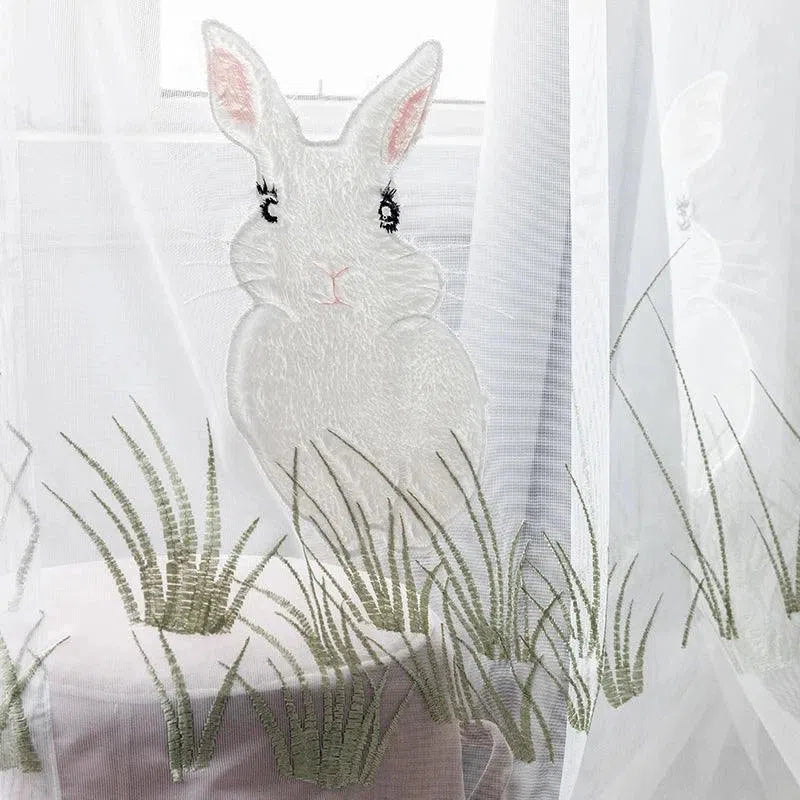 Voilage décoratif élégant avec motif de lapin, idéal pour ajouter une touche de charme et de nature à votre intérieur. Parfait pour les chambres d'enfants ou les espaces de vie nécessitant une ambiance légère et accueillante. Design original avec détails fins pour une décoration unique.