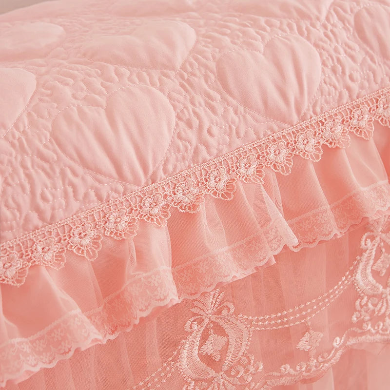 Housse de tête de lit beige dans une chambre décorée