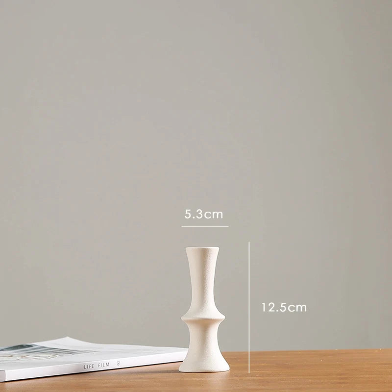 vases blancs modernes minimalistes céramique opaques fleurs artificielles table simple