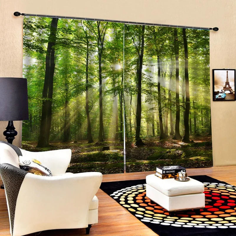 Rideaux avec motif de forêt luxuriante, apportant une touche de nature dans le salon moderne. Décoration intérieure élégante avec lumière naturelle filtrant à travers les arbres, créant une ambiance apaisante et relaxante. Accessoire de décoration idéal pour un intérieur zen et chaleureux.