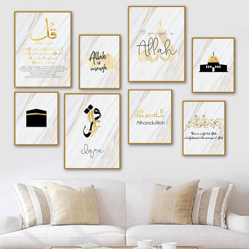 Collection de tableaux décorés de calligraphies arabes et de messages de foi.