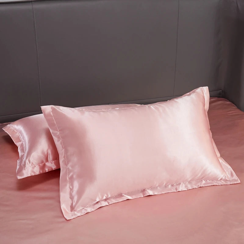 Détail texture satin luxe de la housse de couette