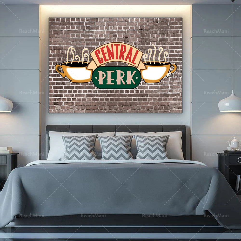 Cette image représente un panneau mural indiquant "Central Perk", une référence à la populaire série Friends, qui semble être placé dans une chambre à coucher contemporaine avec des meubles gris et un motif chevron sur les oreillers.