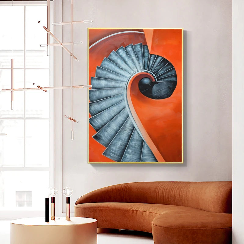 L'image montre une œuvre d'art murale abstraite avec un motif de spirale en métal sur un fond orange vif, placée au-dessus d'un canapé en cuir marron dans un intérieur moderne et élégant.