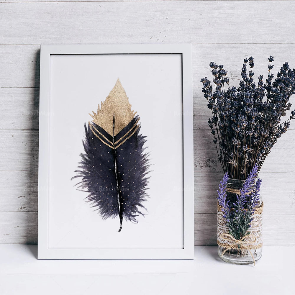 Une plume ornementée, dorée et décorative, posée dans un cadre blanc, avec un bouquet de lavande violette dans un vase en verre à côté.