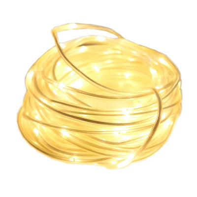 Guirlande LED extérieure blanche décorant un jardin la nuit
