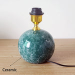 Lampe de chevet céramique rose dans une décoration pastorale