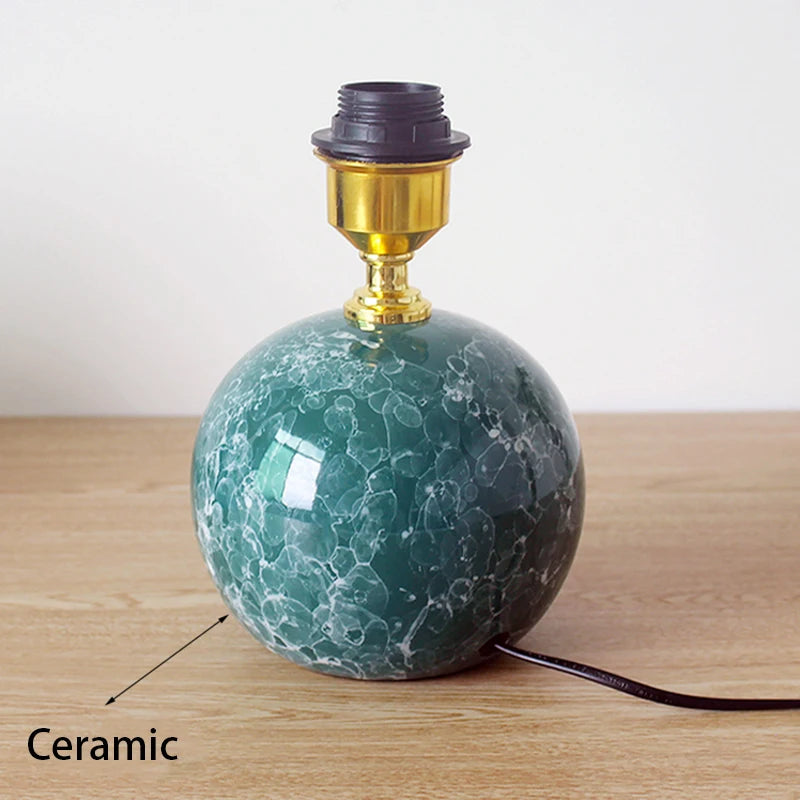 Lampe de chevet céramique rose dans une décoration pastorale
