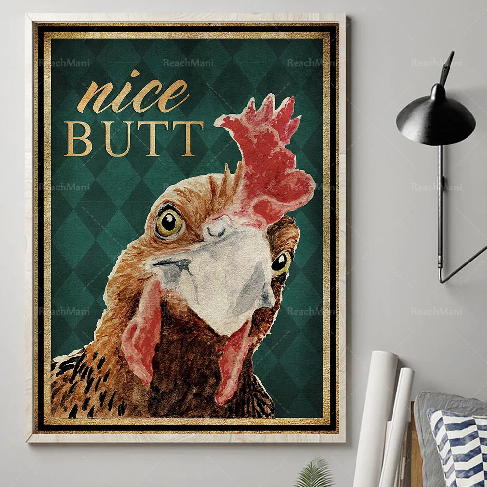 Une affiche vintage mettant en scène un coq au plumage rougeâtre, avec le texte "Nice Butt" en caractères dorés sur un fond vert sombre.