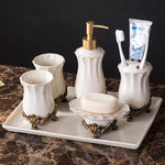 ensemble salle bain blanc élégant céramique ornements dorés distributeur savon tasse support plateau