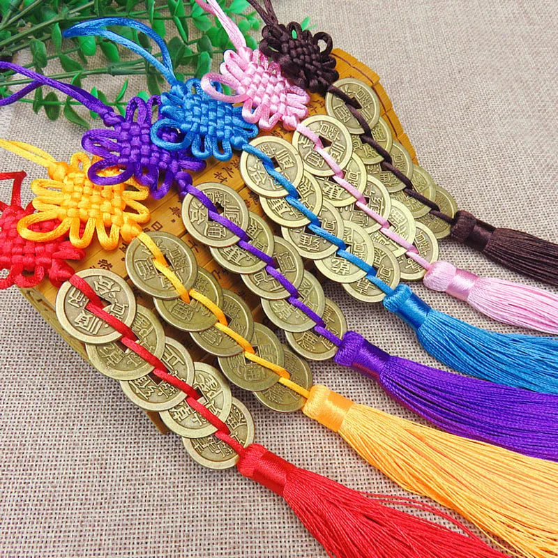porte clés chinois artisanal rouge bleu royal motif traditionnel tissu satiné pompon métal