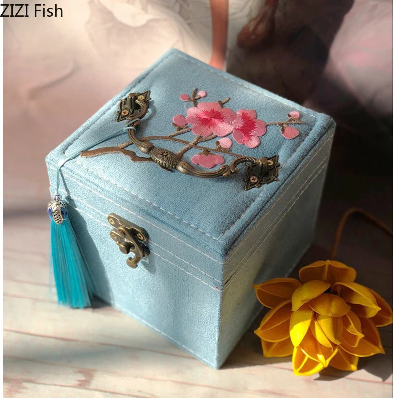 boîte bijoux broderie florale poignées métalliques niveaux rangement élégant classique