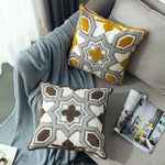 coussins carrés brodés géométriques couleur gris jaune moderne décoration intérieure