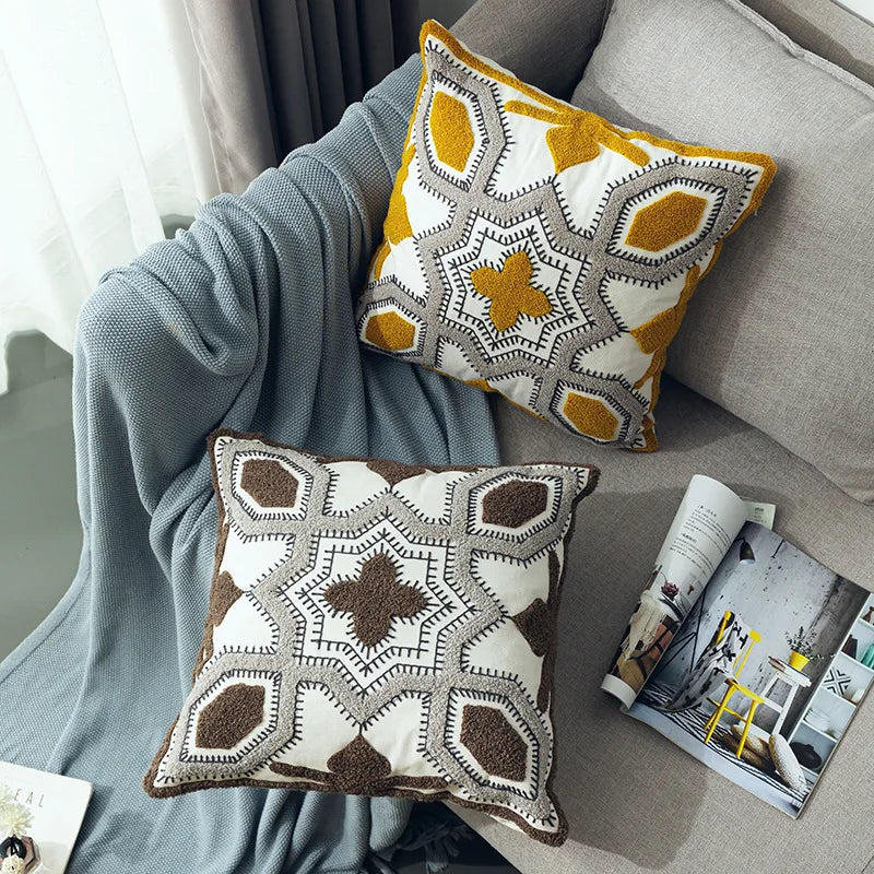coussins carrés brodés géométriques couleur gris jaune moderne décoration intérieure