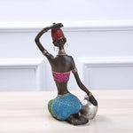 Figurine africaine en résine vert clair vue de face