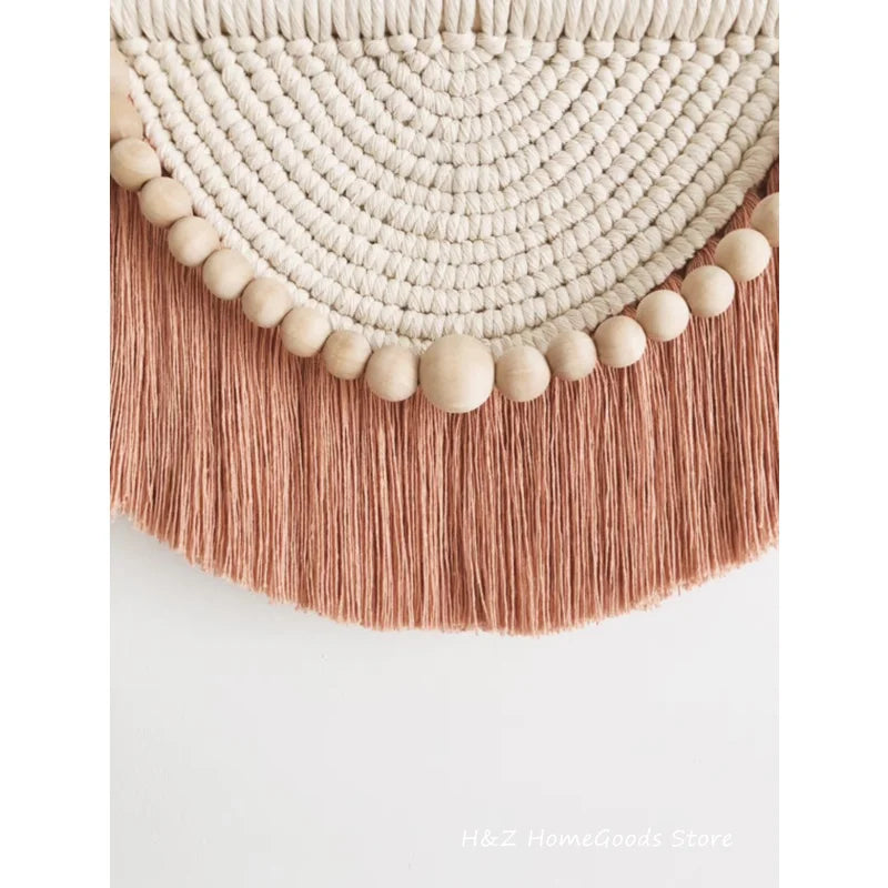 Détail des perles en bois et des glands sur la tapisserie murale macramé