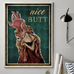 Une affiche fantaisiste mettant en scène le gros plan du visage expressif d'un coq, avec l'inscription "Nice Butt" en lettres dorées sur un fond vert et géométrique.