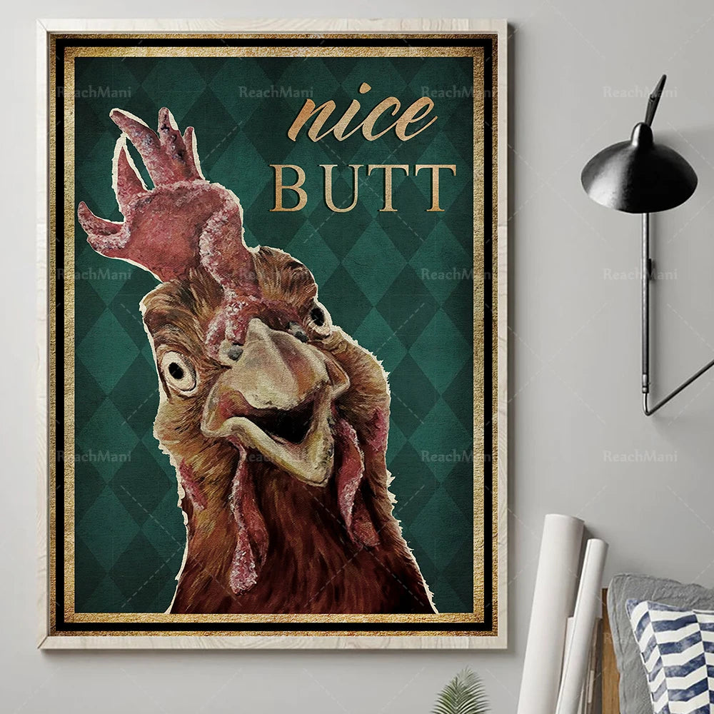 Une affiche fantaisiste mettant en scène le gros plan du visage expressif d'un coq, avec l'inscription "Nice Butt" en lettres dorées sur un fond vert et géométrique.