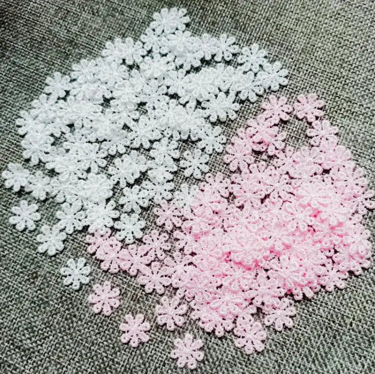 broderies dentelle fleurs simples vert rose blanc traditionnelles couture femmes