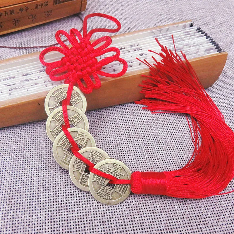 porte clés chinois artisanal rouge bleu royal motif traditionnel tissu satiné pompon métal