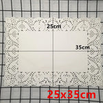 Napperon rectangulaire dentelle utilisé comme support pour gâteau d'anniversaire