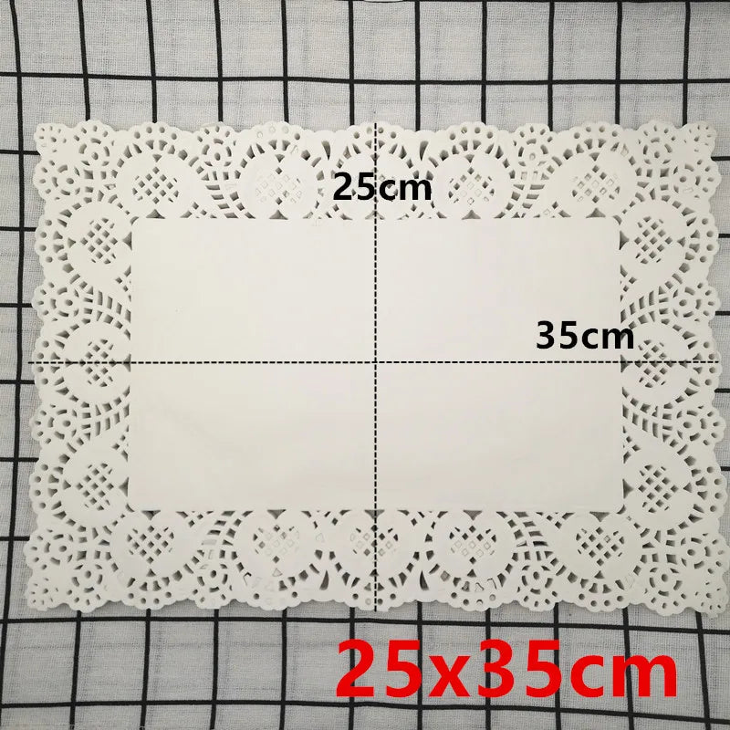 Napperon rectangulaire dentelle utilisé comme support pour gâteau d'anniversaire