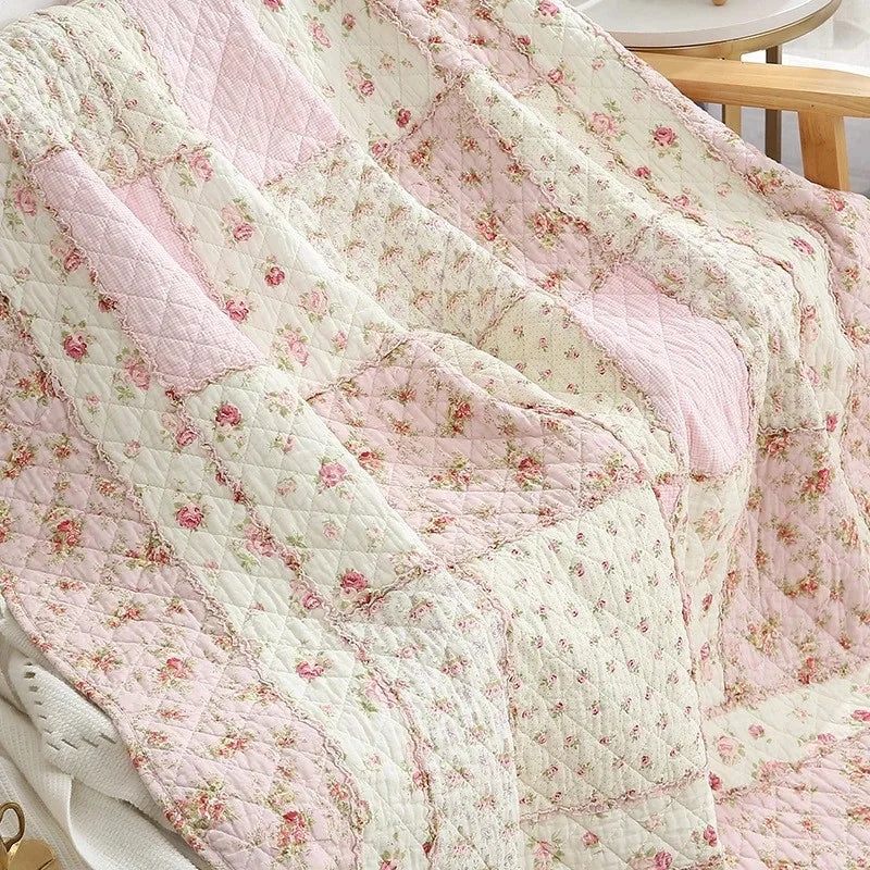 couverture matelassée fleurs patchwork rose violet géométrique frangée chambre coucher saisonnée